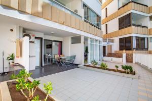 an open courtyard of a building with a patio at Beautiful Apartment 1115 Central in San Bartolomé