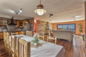 a kitchen and dining room with a table and chairs at Casa El Pinito No Groups Under 27 in Tamaide