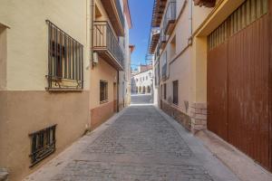 an alley in an alley between two buildings at Mayor 10 in Ejulve