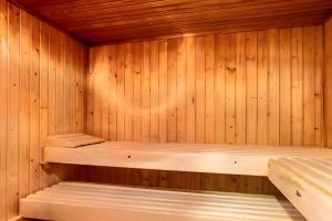 a wooden sauna with two beds in it at Schwarzwaldblick F App 3 mit Pool in Schönwald