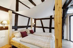 a bedroom with a bed in a room at Traumschlüsselchen in Braubach