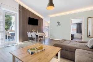 a living room with a couch and a table at Apartment am Tor zu Hamburg in Neu Wulmstorf
