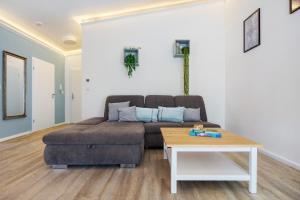 a living room with a couch and a table at Apartment am Tor zu Hamburg in Neu Wulmstorf