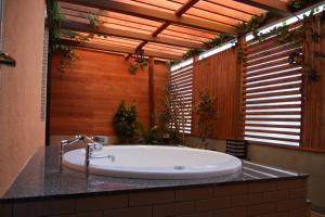 uma grande banheira na casa de banho com em Hotel Water Gate Gifu (Adult Only) em Gifu