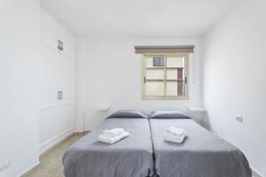 a bedroom with a bed with two towels on it at Turandot 34 La Restinga in La Restinga