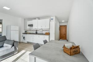 a kitchen and living room with a table and a couch at Turandot 34 La Restinga in La Restinga