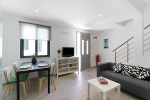 a living room with a couch and a table at Casa Lopes in Fuzeta