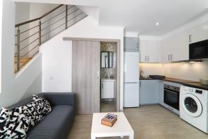 a living room with a couch and a kitchen at Casa Lopes in Fuzeta