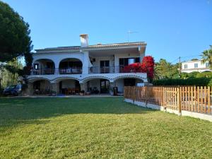 a white house with a fence and a yard at Chichen Itza in Moraira