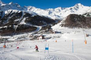 a group of people skiing down a snow covered mountain at Untervernatsch Fewo Edelweiss in Senales