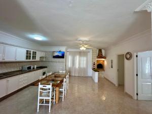 a kitchen with a table and chairs in a room at Casa Alba in Lomo de Arico