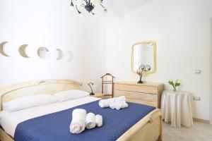 a bedroom with a bed with towels on it at Foxi lioni in Tertenìa