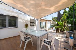 a dining room with a glass table and chairs at Ethel in Castelldefels