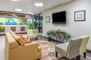 Гостиная зона в Days Inn by Wyndham Knoxville East