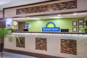 Лобби или стойка регистрации в Days Inn by Wyndham Knoxville East +31 фотография