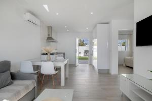 a living room with a couch and a table at Villa Laruma in Cádiz