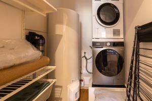 a washer and dryer in a small room at Duplex Curistes - Conciergerieland in Dax