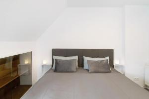 a bedroom with a large bed with two pillows at Ferienwohnung City in Emden