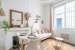a living room with a white couch and a table at Logement cosy centre Beaucaire - C2 in Beaucaire