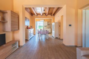 a living room with a table and purple chairs at Casa Vacanza Brucoli Mare 2 in Brucoli
