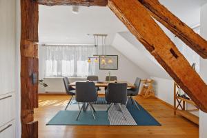 a dining room with a table and chairs at Reiselust in Stockach