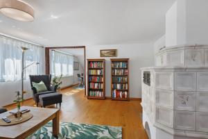 a living room with a table and a book shelf at Reiselust in Stockach