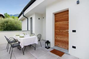 a dining room with a table and chairs and a wooden door at La villa del lago in terrazzo in Colico
