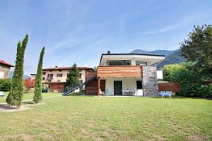 a house with a view of a yard at La villa del lago in terrazzo in Colico