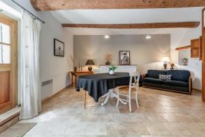 a living room with a table and a couch at La Grange Bessac in Violès