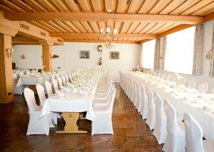 ein Festsaal mit weißen Tischen und weißen Stühlen in der Unterkunft Hotel & Restaurant Lamm in Mosbach