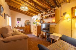 a living room with a couch and a television at Zarzamora de Rubite in Rubite