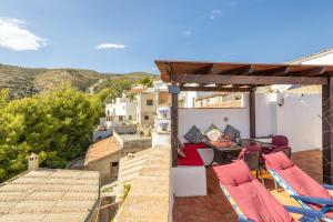a balcony of a house with chairs and a view at Zarzamora de Rubite in Rubite