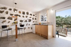 a kitchen with a counter and a table and chairs at Esencia Eco-rústico Adults Only in El Charco