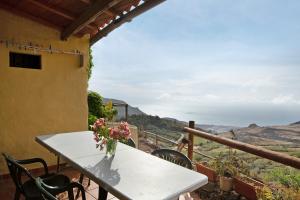 a table with a vase of flowers on a balcony at Mirador de la Abuela in Gáldar