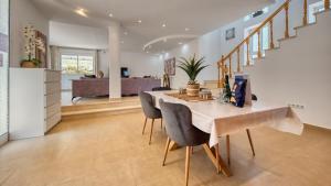 a kitchen and dining room with a table and chairs at Costacabana - Villa Primavera in Lloret de Mar