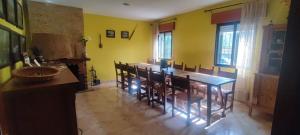 a dining room with a wooden table and chairs at Casa rural El rincón de Gredos in Navaluenga