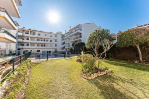 a view of a yard with a building at 234 Parque playa La cala in La Cala de Mijas