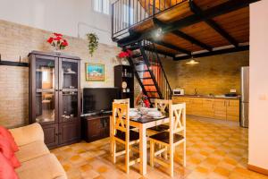 a kitchen and dining room with a table and chairs at El Paraíso Del Olivar in Bollullos de la Mitación