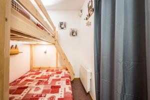 a bedroom with a bunk bed in a room at Appartement Ski Valmeinier in Valmeinier