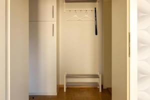 a hallway with a closet and a bench in a room at Ferienwohnung Lindner 1 in Weimar