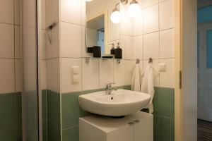 a bathroom with a sink and a mirror at Ferienwohnung Lindner 1 in Weimar