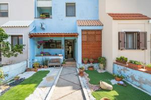 a house with a garden in front of it at Casa vacanze Elifra in San Giovanni Suergiu