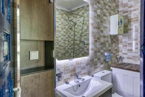 a bathroom with a sink and a toilet and a mirror at Casa entera Empuriabrava y terraza in Empuriabrava +22 photos