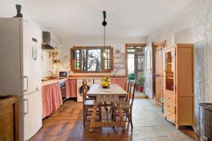 a kitchen with a table and chairs in a room at Casa Ohanna in Vejer de la Frontera