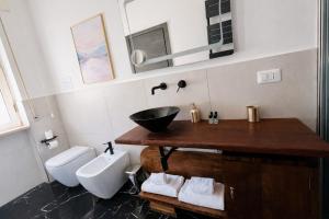 ein Badezimmer mit Waschbecken und Toilette in der Unterkunft Bombrelais in Apice