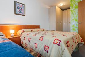 a bedroom with two beds at Deltebre riu in Deltebre +14 photos