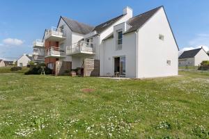 a large white house with a grassy yard at Les terrasses de Kerhos in Camaret-sur-Mer