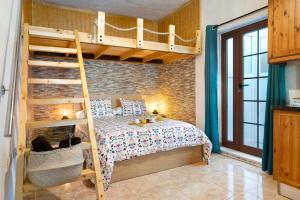 a bedroom with a bunk bed and a ladder at El rinconcito de Jess in El Golfo