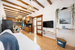 a living room with a bed and a kitchen at El rinconcito de Jess in El Golfo