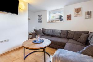 a living room with a couch and a table at Modernes Apartment am Deister in Springe